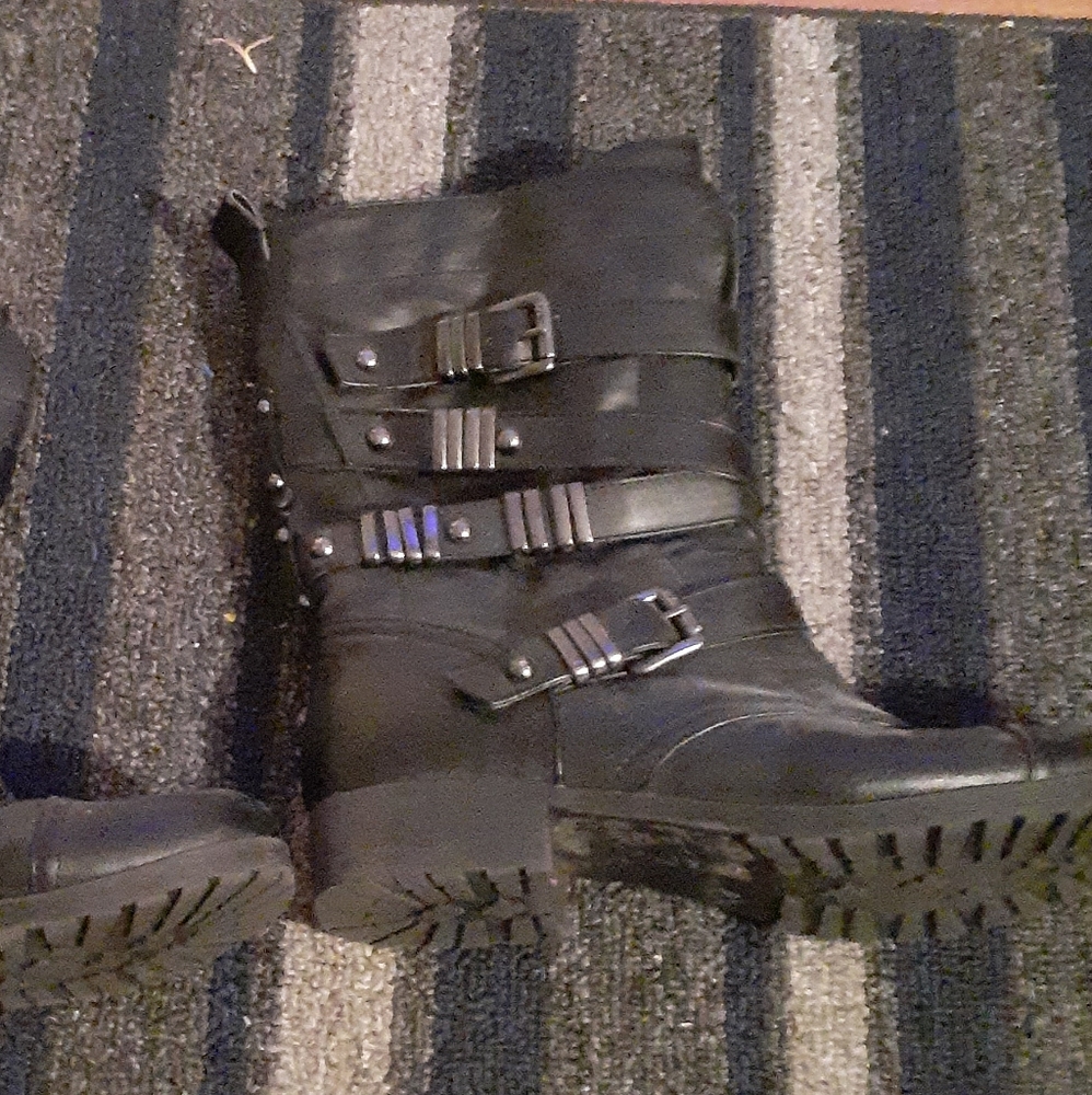 Shoes - Picture 4 of 4